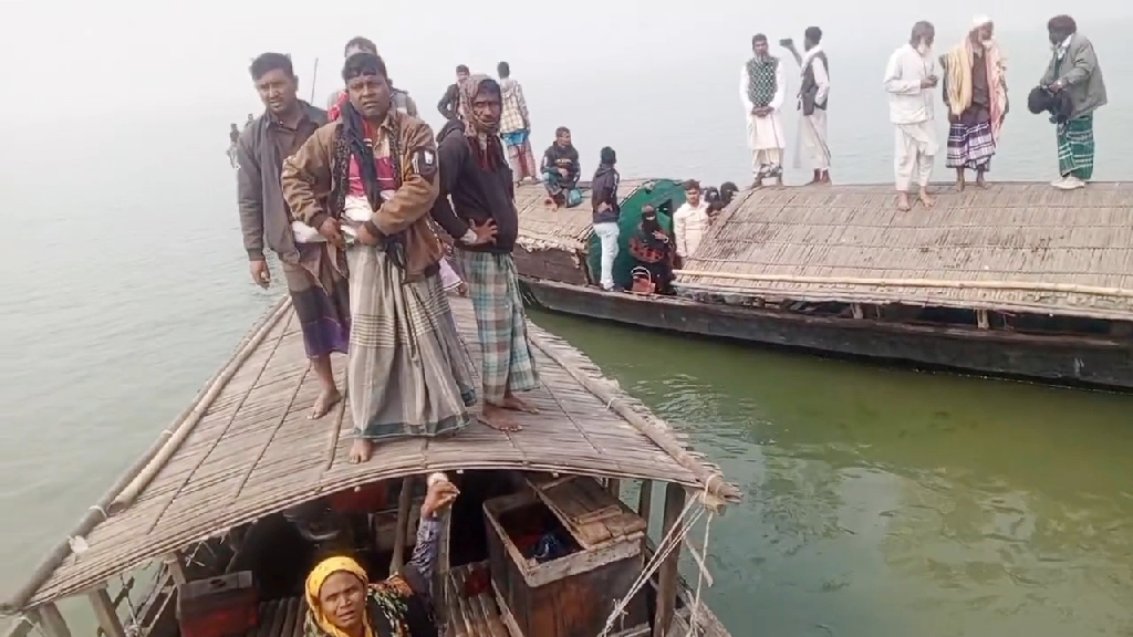 দিনদুপু‌রে পু‌লি‌শের সাম‌নে ডাকাতি, টাকা লুট